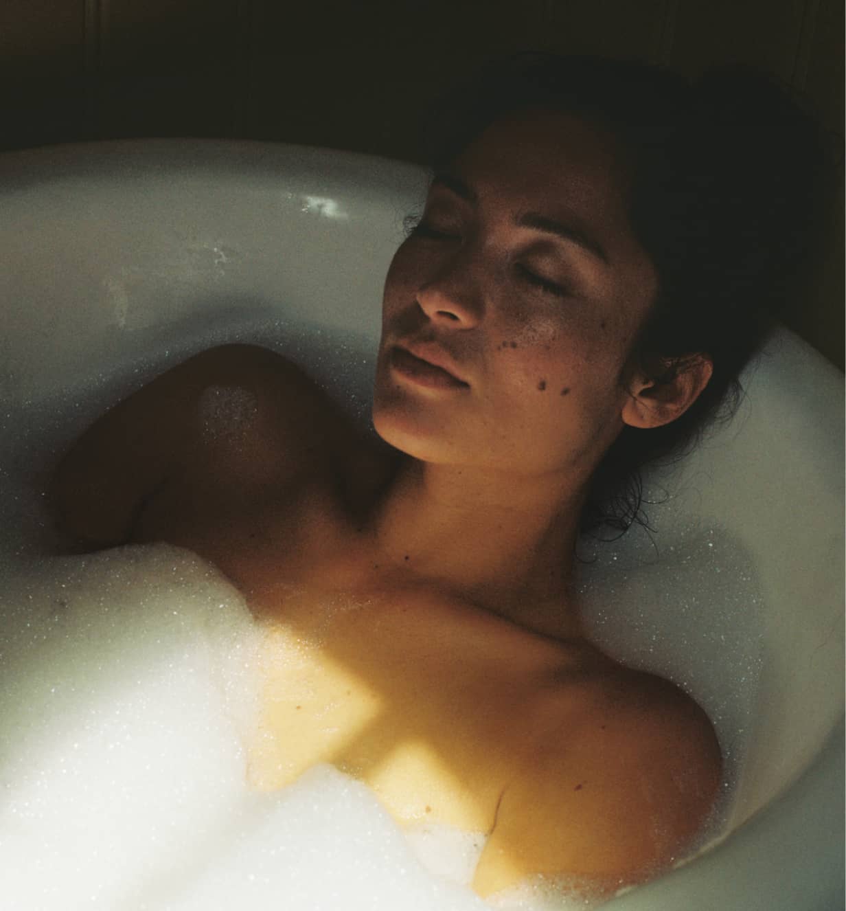 ajen-campaign-woman-in-bath-the-phoney-club